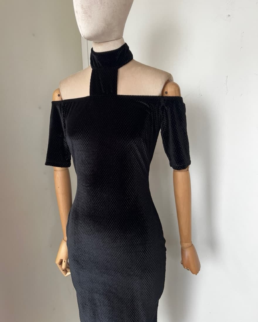 Stunning Velvet Halter Midi Dress - Image 5