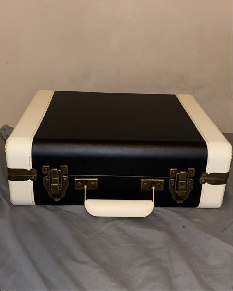 Sleek Portable Vinyl Record Player - Image 4