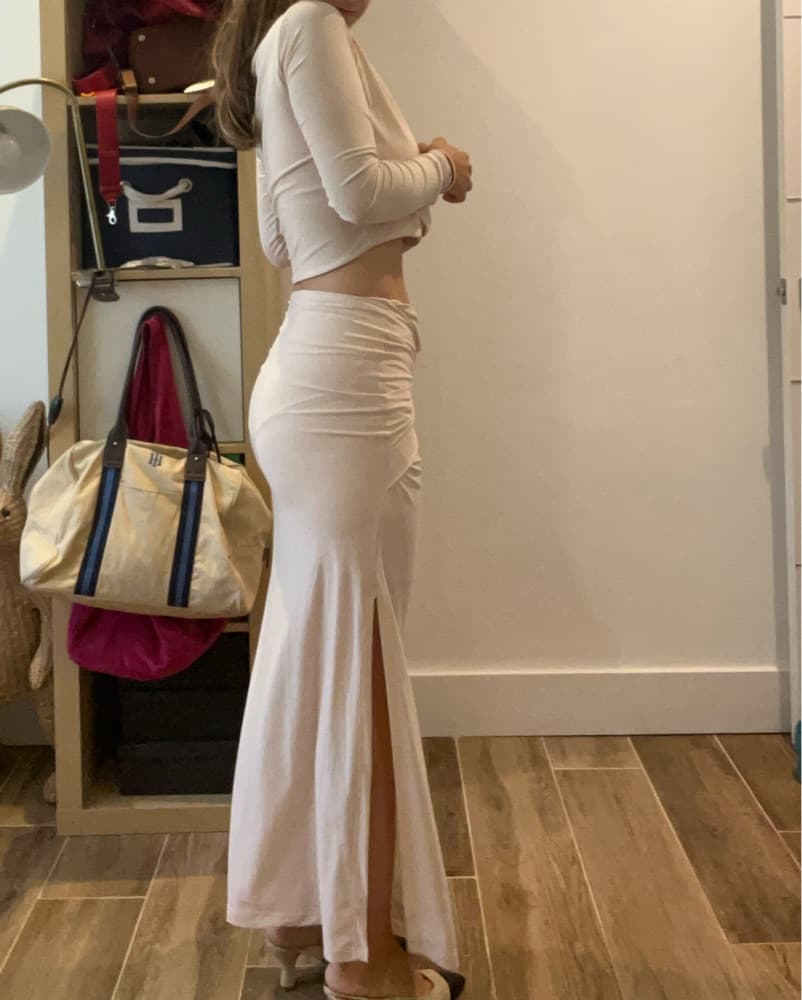 Elegant Off-White Dress with Tie Waist - Image 2