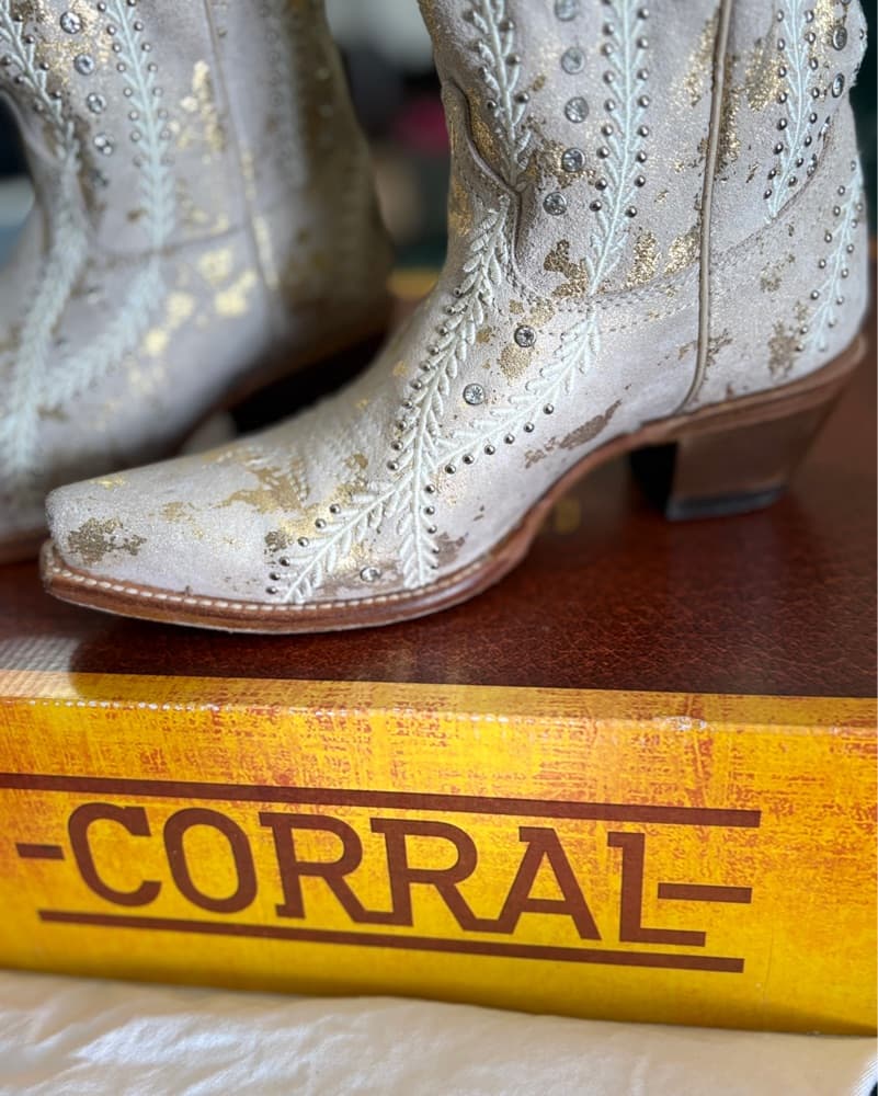 Corral Tan Gold Embellished Snip Toe Cow - Image 5