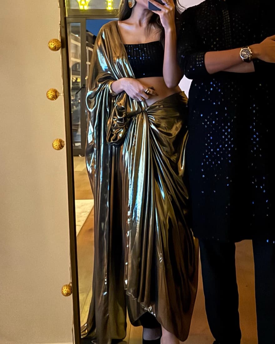 Gold Pre Draped Saree XS-S Metallic | Indian wedding - Image 2