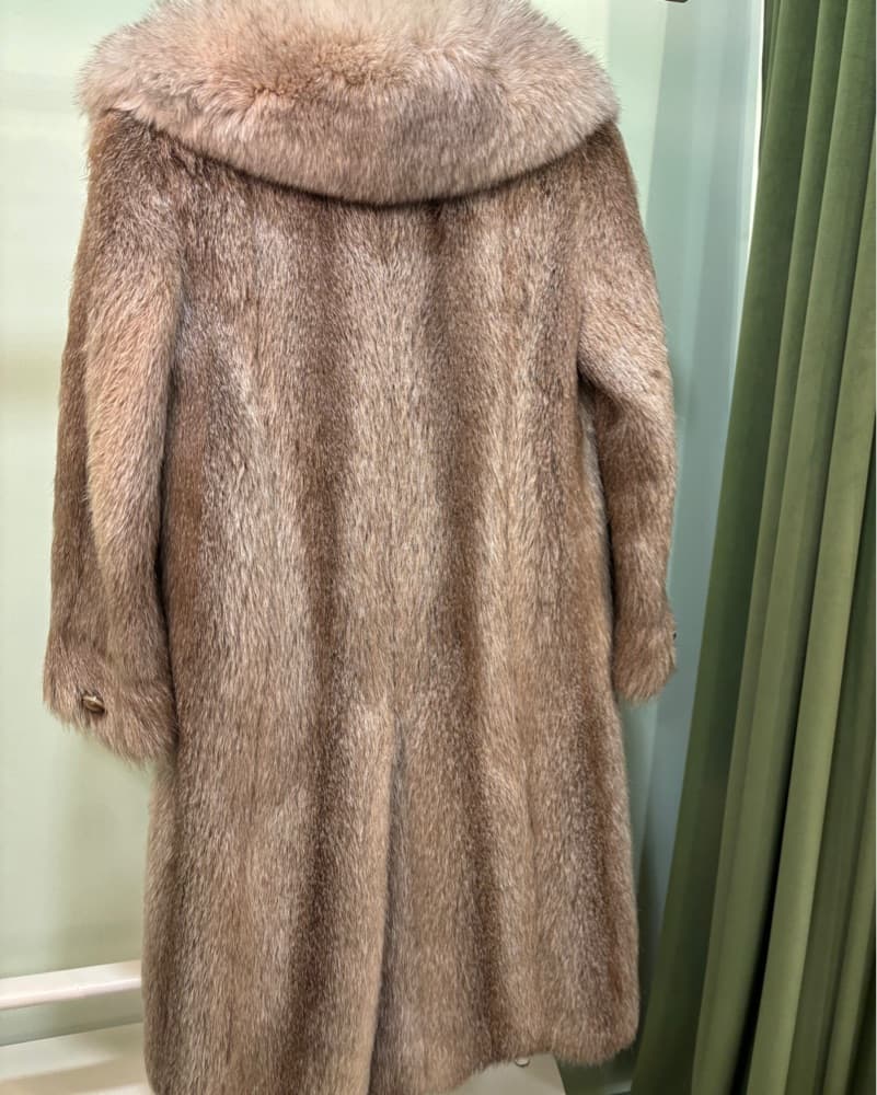 Luxurious Vintage Fur Coat - Image 3