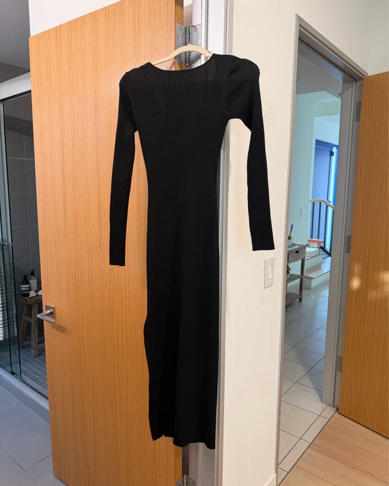 Sophisticated Black Ribbed Midi Dress - Image 2