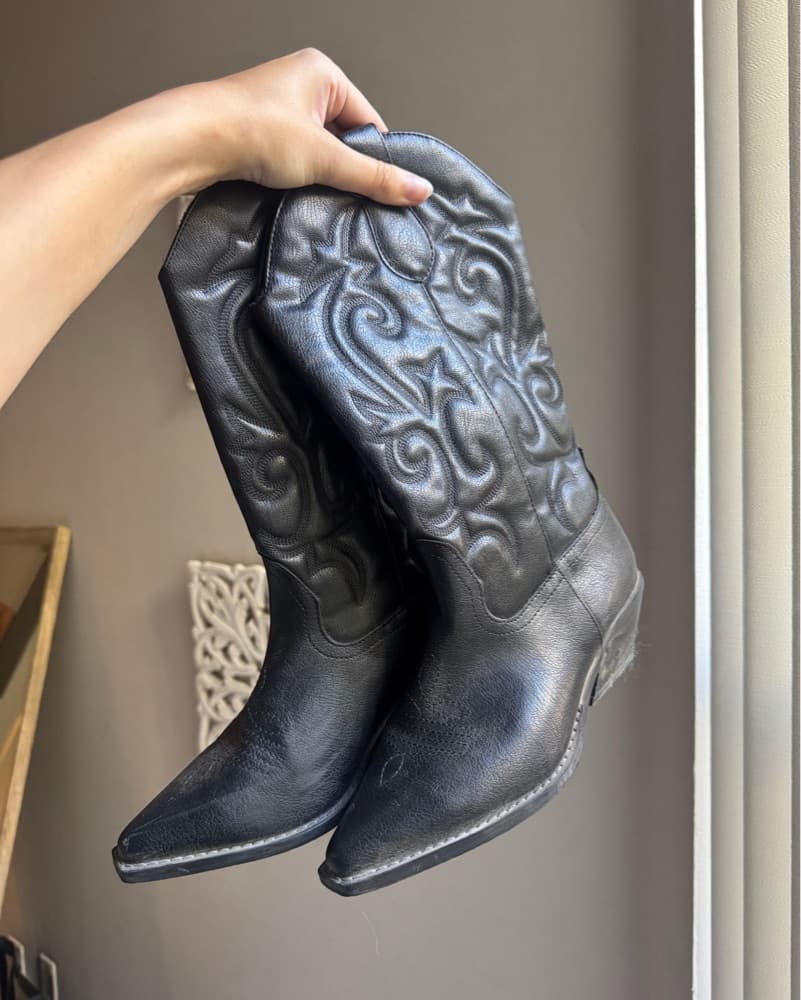 black cowgirl boots - Image 1