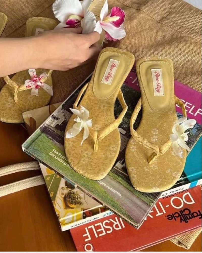 Elegant floral print sandals - Image 2