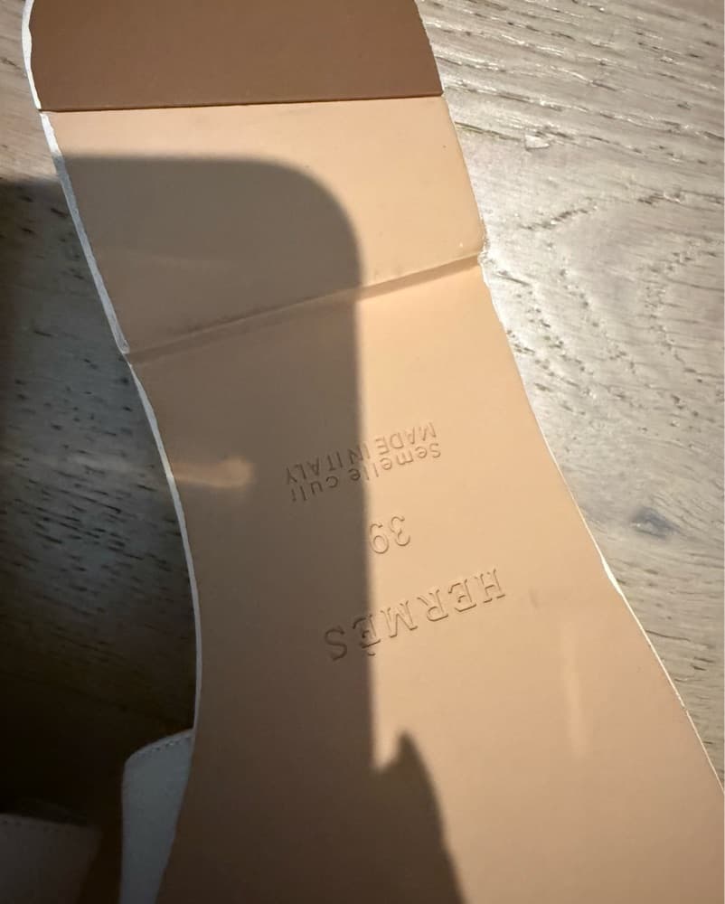 Minimalist Chic Leather Slides Hermes  - Image 4