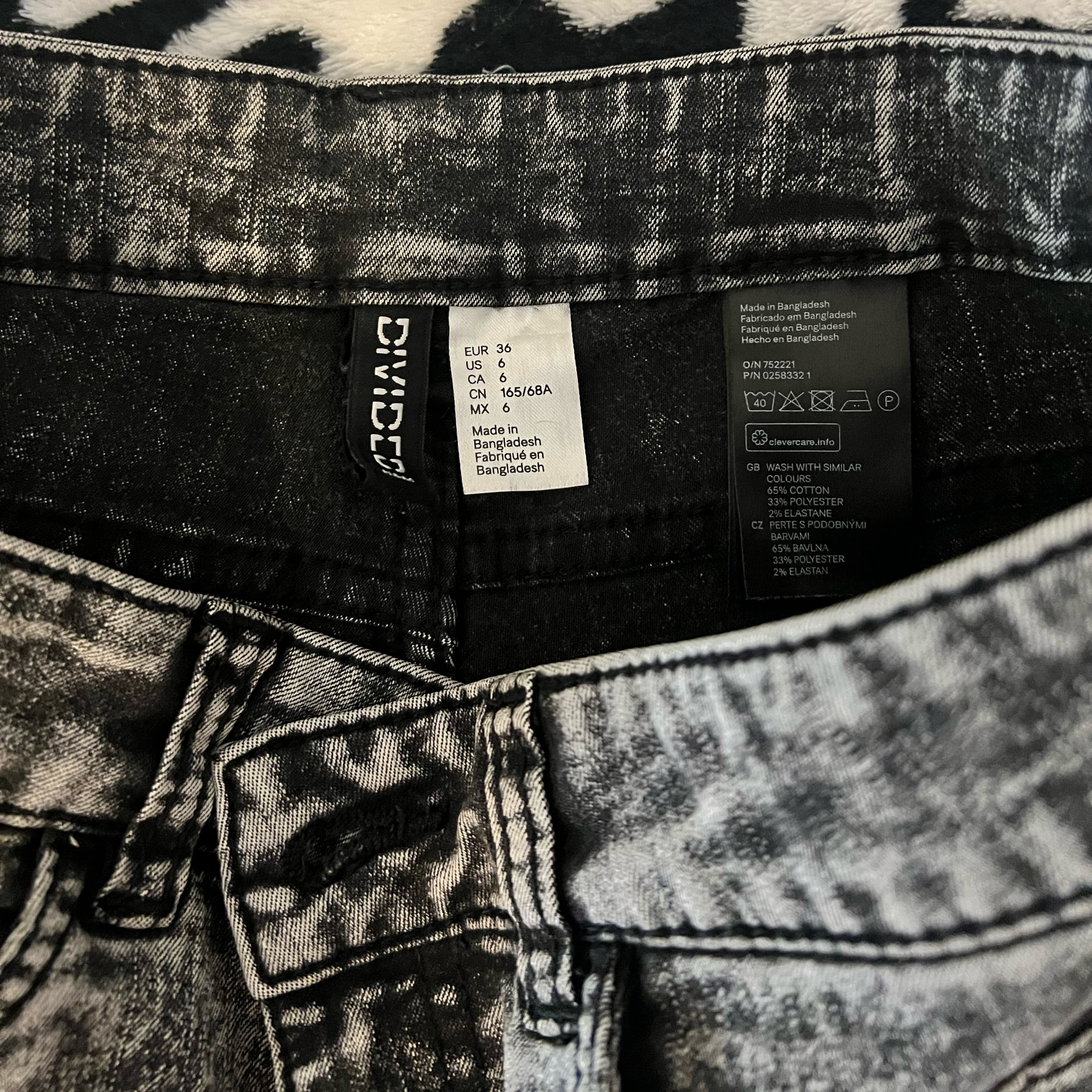 H&M Black Shorts - Image 2