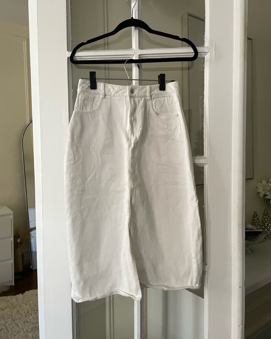Crisp White Midi Skirt with Belt - Image 5