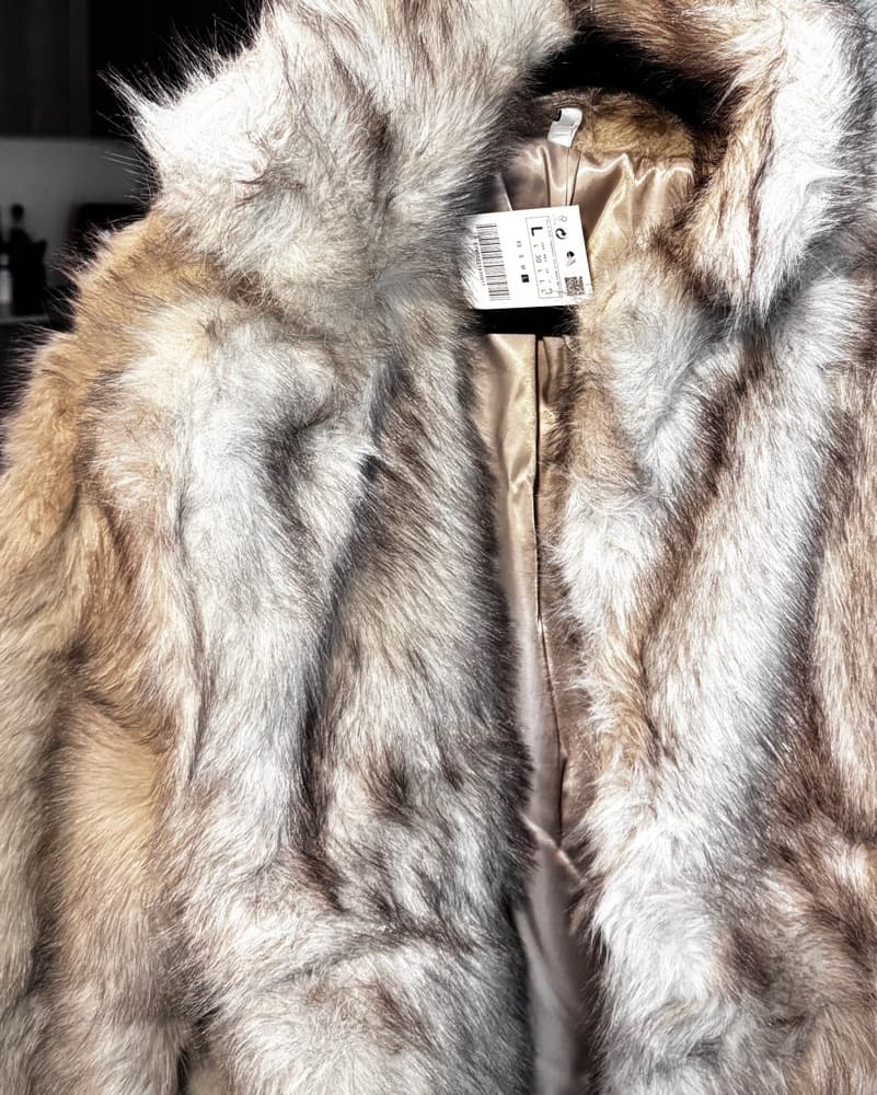 Luxurious Faux Fur Jacket - Image 2
