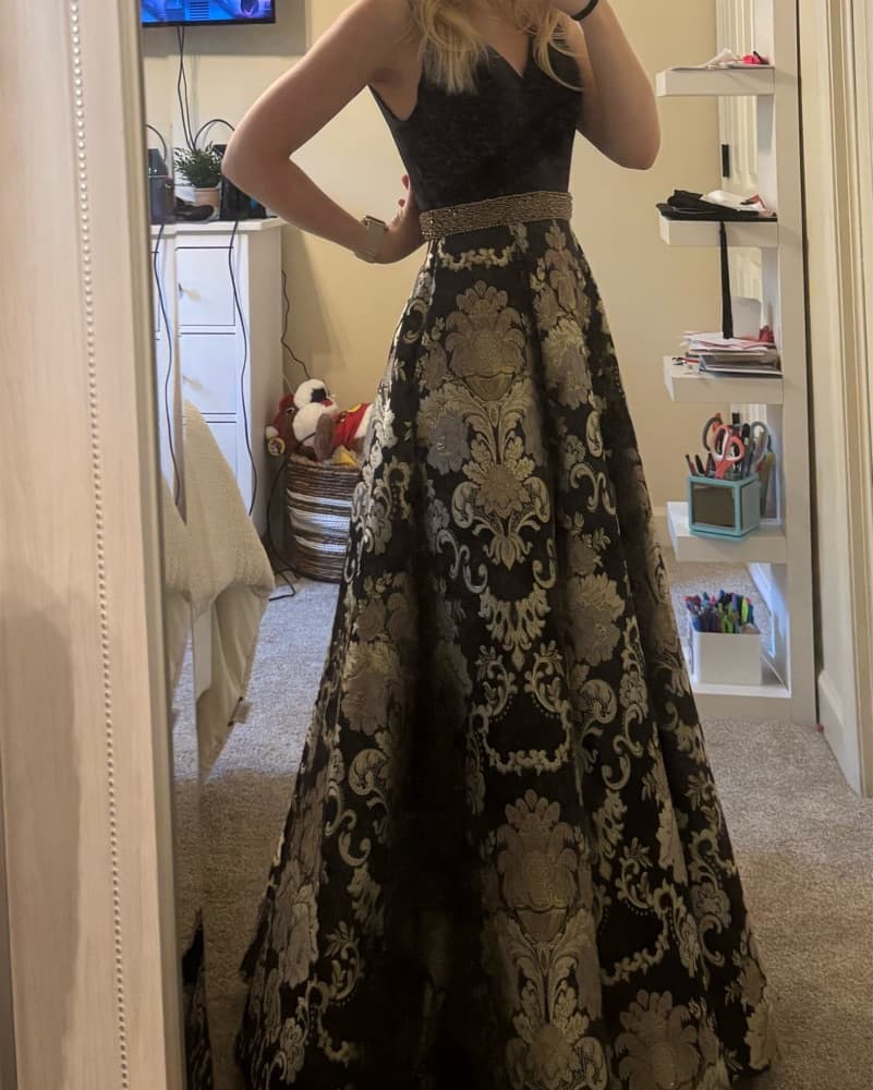 Black and Gold Elegant Gown - Image 4