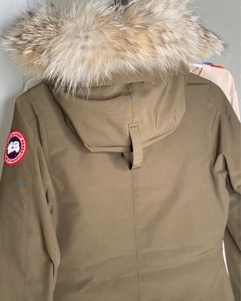 Stylish Canada Goose Parka with Fur Trim - Image 5