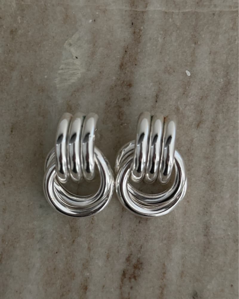 MINI KNOT EARRINGS - Image 1