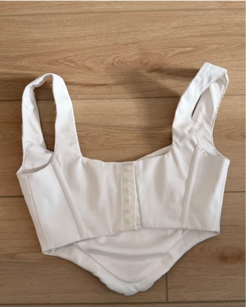 Chic White Leather Corset-Style Bustier - Image 2