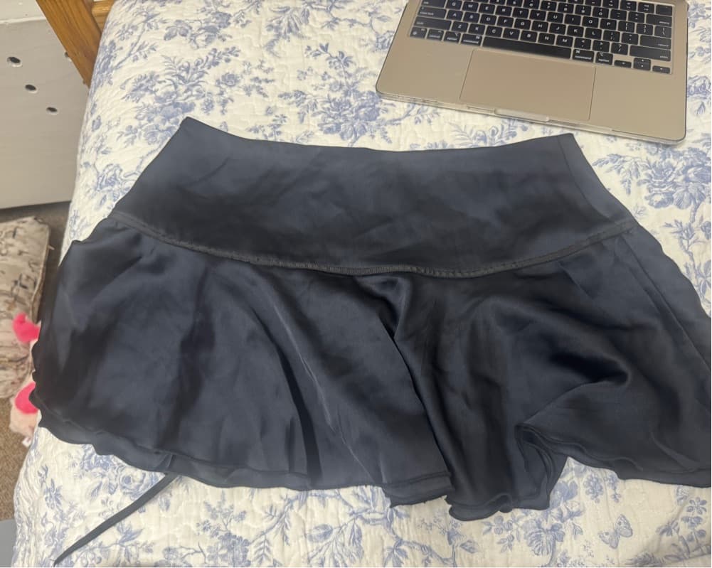 Chic Black Silk Skirt - Image 1