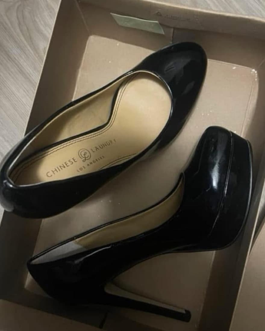 Sleek and Sophisticated Black Patent Pumps - Image 1