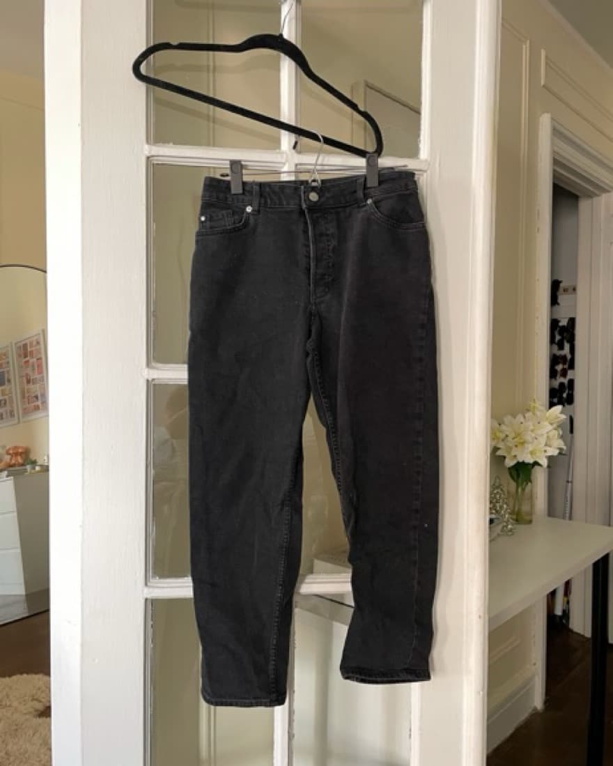 Relaxed Low Waisted Black Denim Jeans - Image 3
