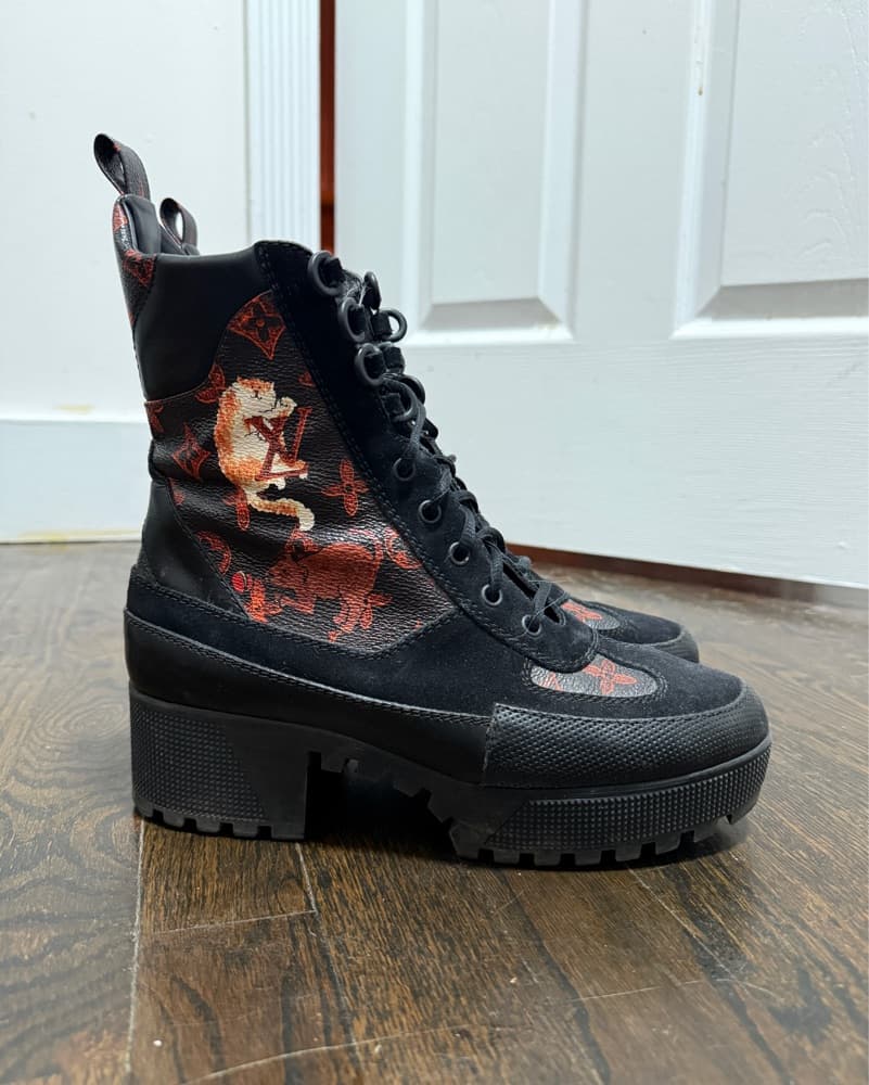$1450 LV CATOGRAM BOOTS 39 - Image 1