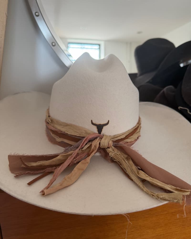 Stylish Cream Cowgirl Hat - Image 3