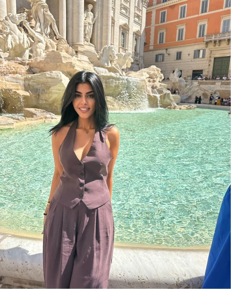 Chic Mauve Jumpsuit with Plunging Neckline - Image 3