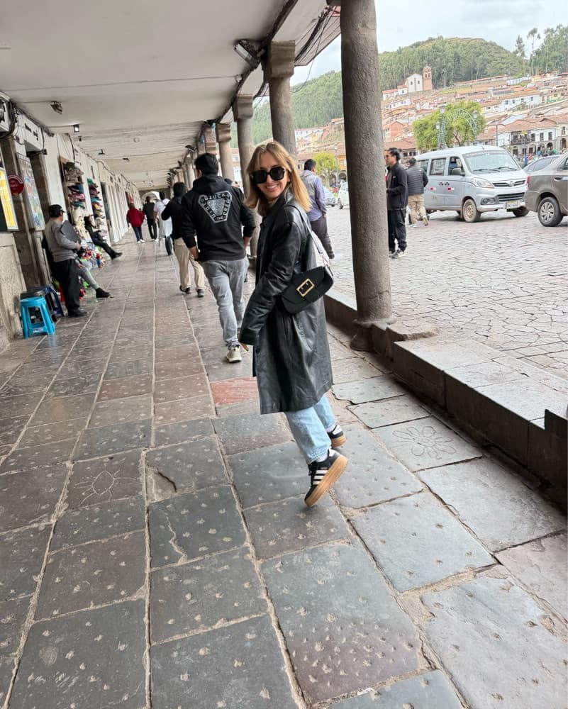 Chic Leather Jacket and Denim Ensemble - Image 2