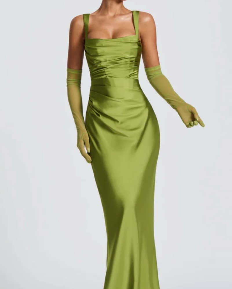 Captivating Emerald Green Formal Gown - Image 3