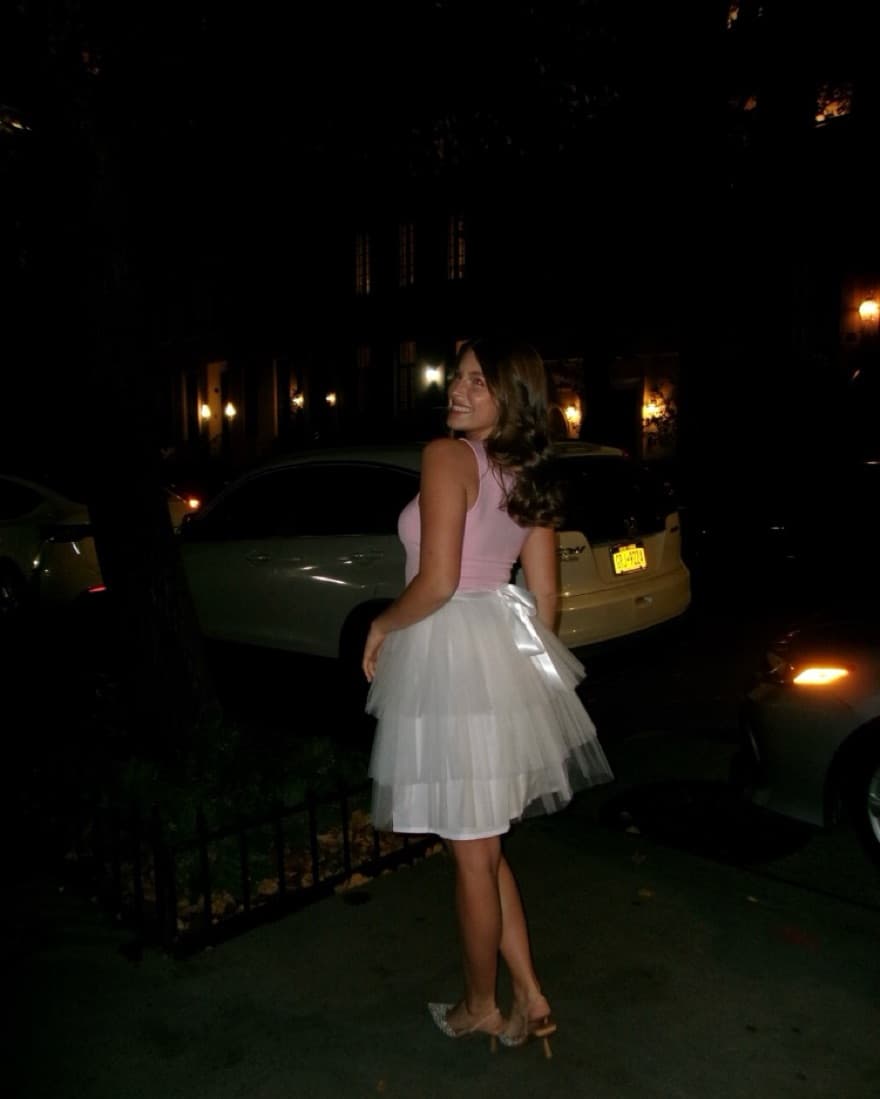 Carrie Bradshaw Outfit - Image 4