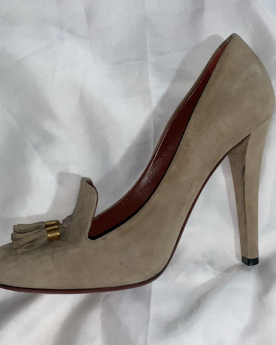 GUCCI size 41 suede pumps w/tassle - Image 1