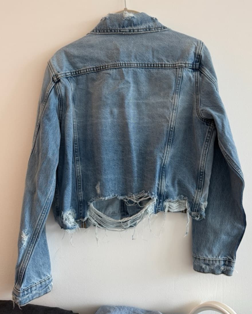 FRAME Cropped Denim Jacket - Image 4