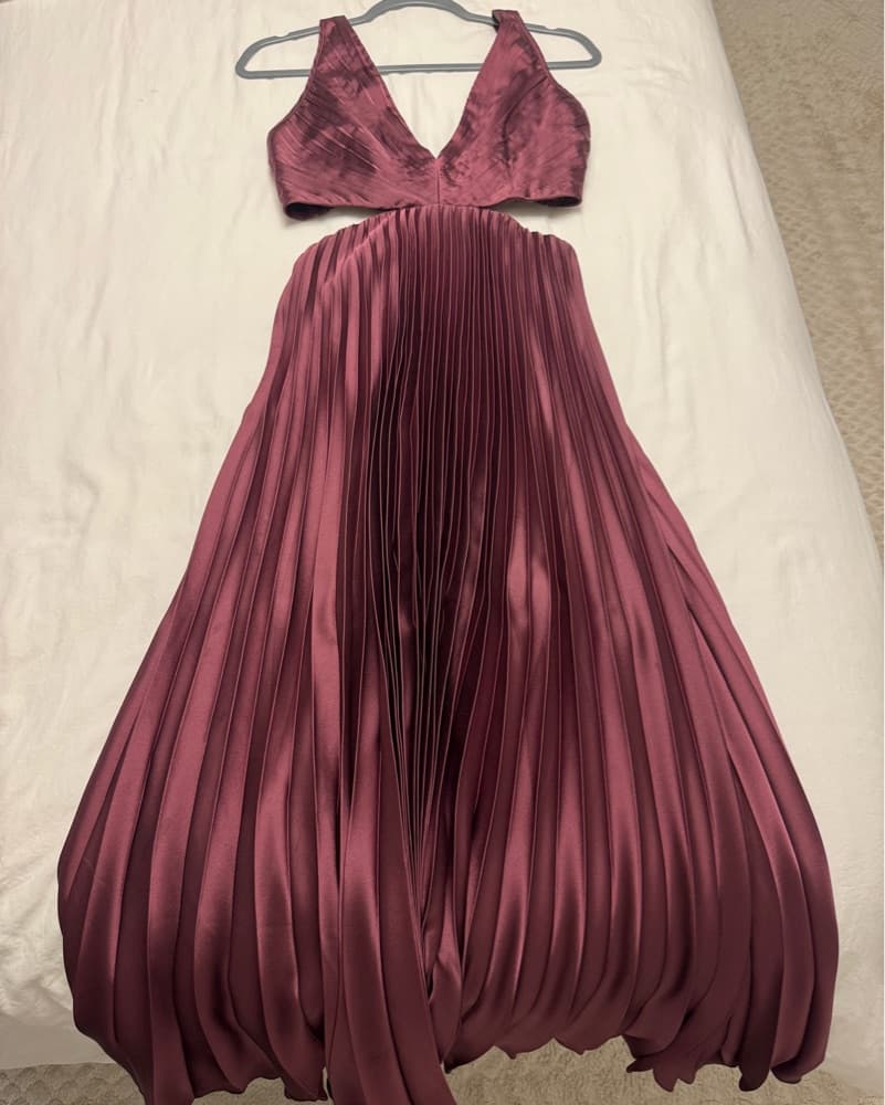Elegant Pleated Maroon Midi Dress - Image 5