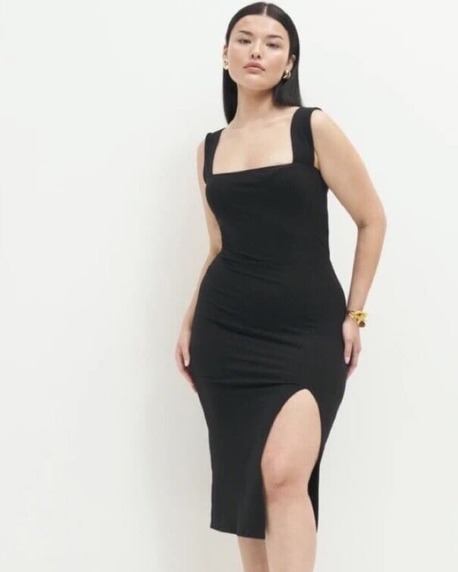 Sleek and Elegant Black Dress - Image 4