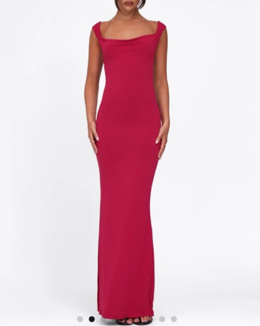 Stunning Crimson Backless Gown - Image 3