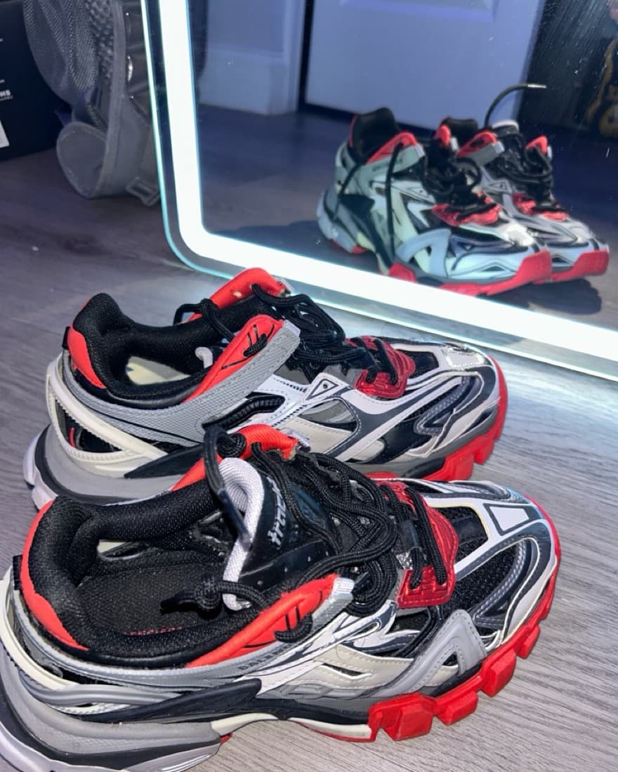 Sneakers with Vibrant Accents - Image 1