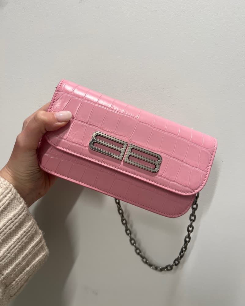 Chic Pink Croc-Embossed Crossbody Bag - Image 1