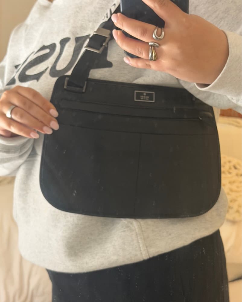 Sophisticated Gucci Leather Crossbody Bag - Image 3