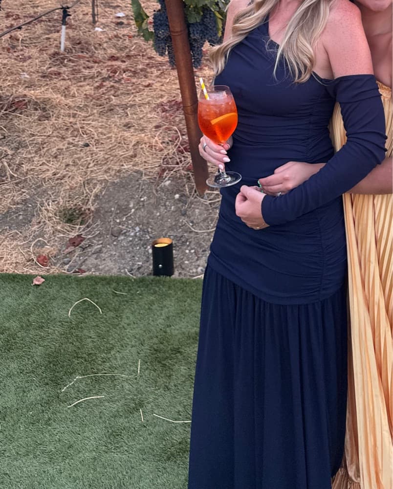 Elegant Navy Blue One-Shoulder Gown - Image 3