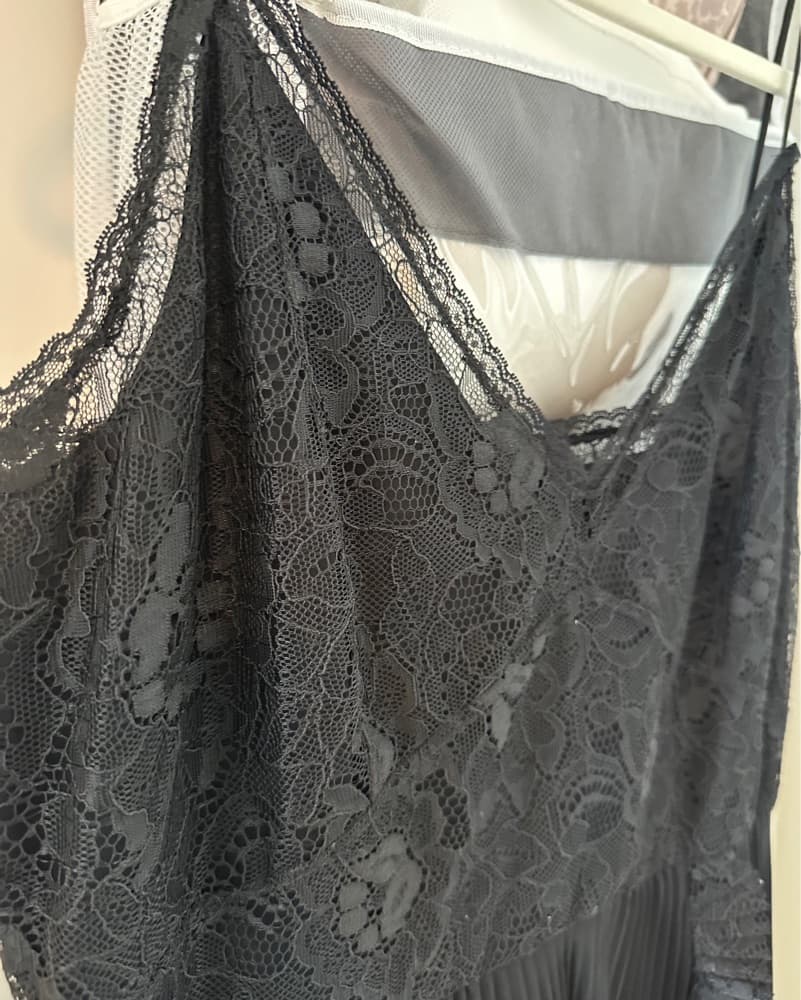 Elegant Lace and Pleated Black Gown - Image 5