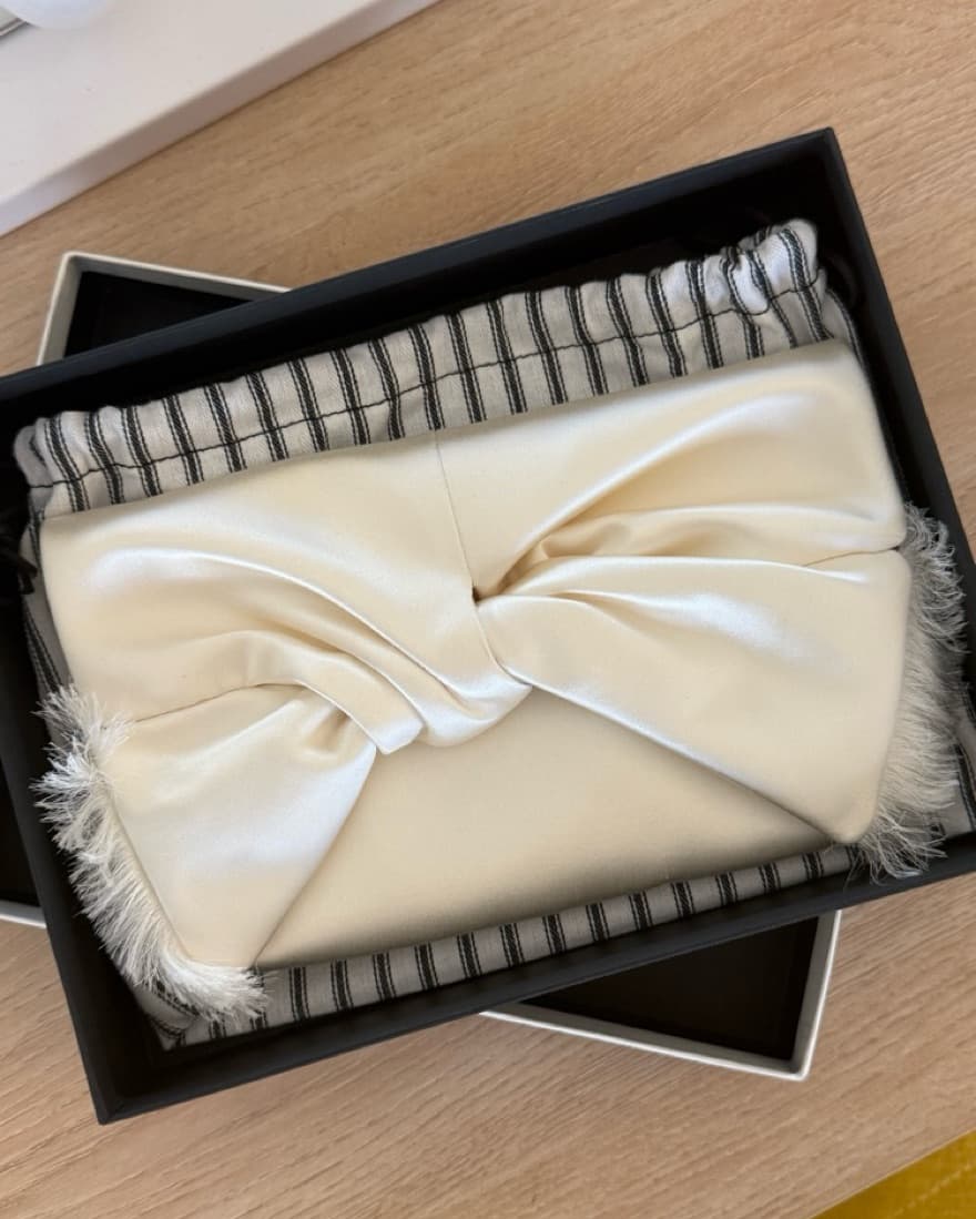 Anya Hindmarch Bow Clutch - Image 4