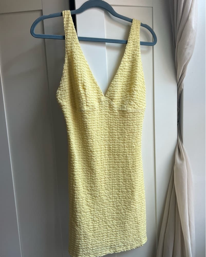 Chic Yellow Bodycon Dress - Image 3