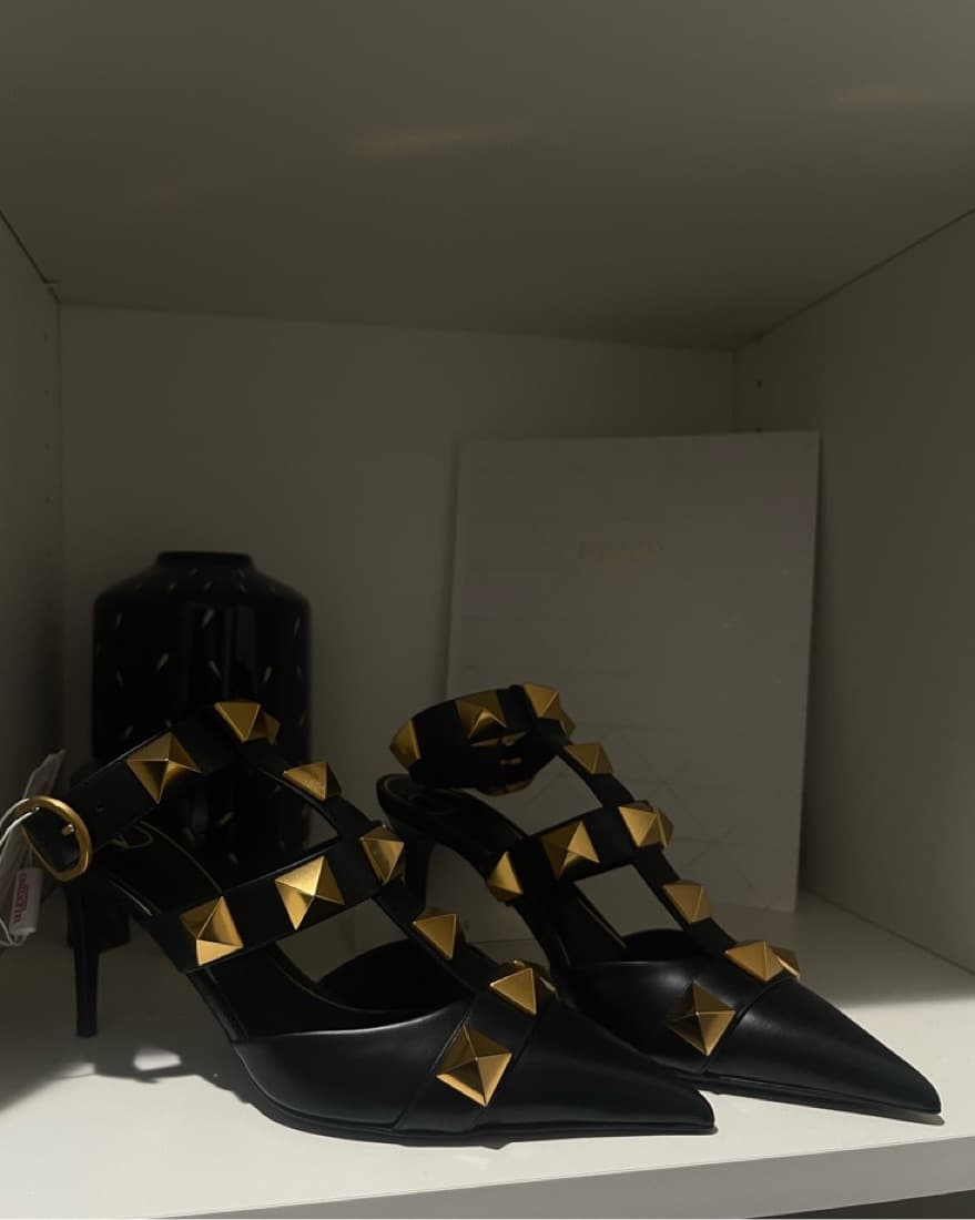 ROMAN STUD CALFSKIN PUMP 80 MM - Image 2