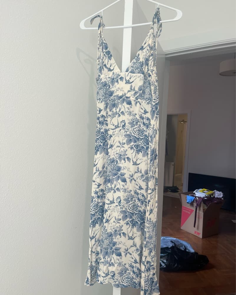 Blue And white reformation dress - Image 3