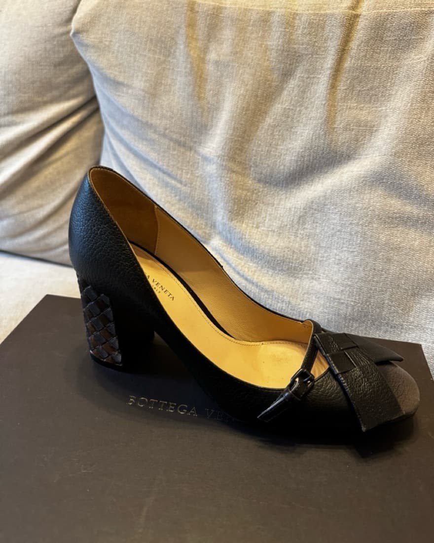 Bottega Veneta round toe block heel pump - Image 1