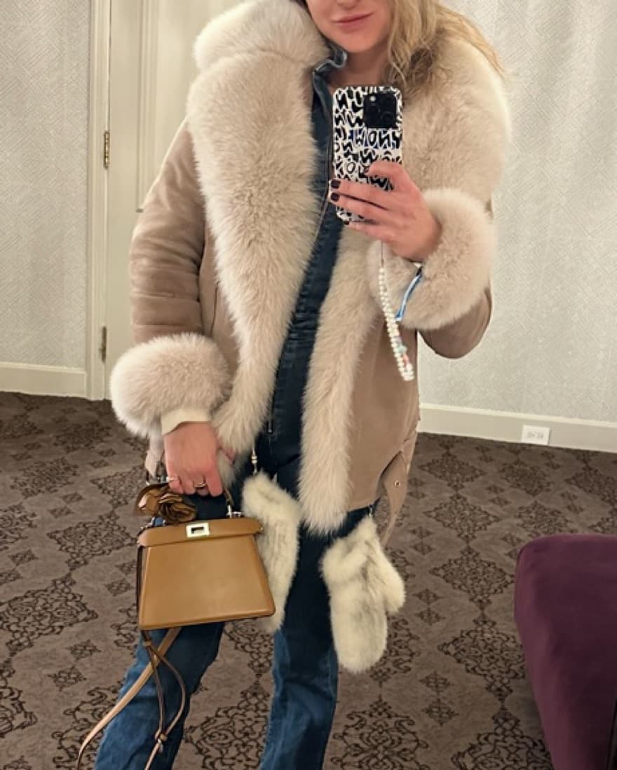Elegant Fur-Trimmed Puffer Coat - Image 3
