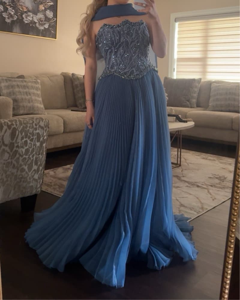 Captivating Pleated Gown in Elegant Teal - Image 2
