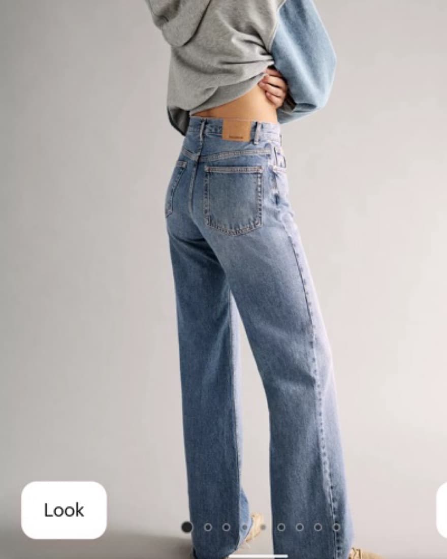 High-Waisted Relaxed-Fit Jeans - Image 3