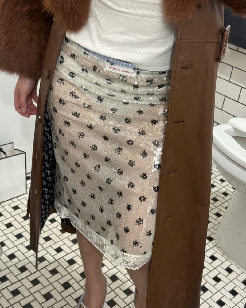Handover Leandro's skirt - Image 6