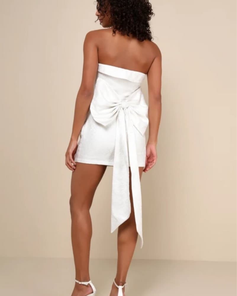 Elegant White Strapless Dress - Image 3