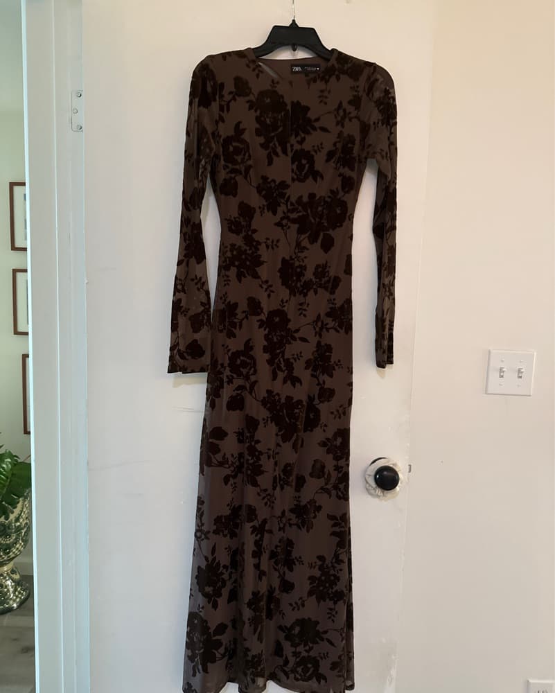 Chic Floral Velvet Maxi Dress - Image 2