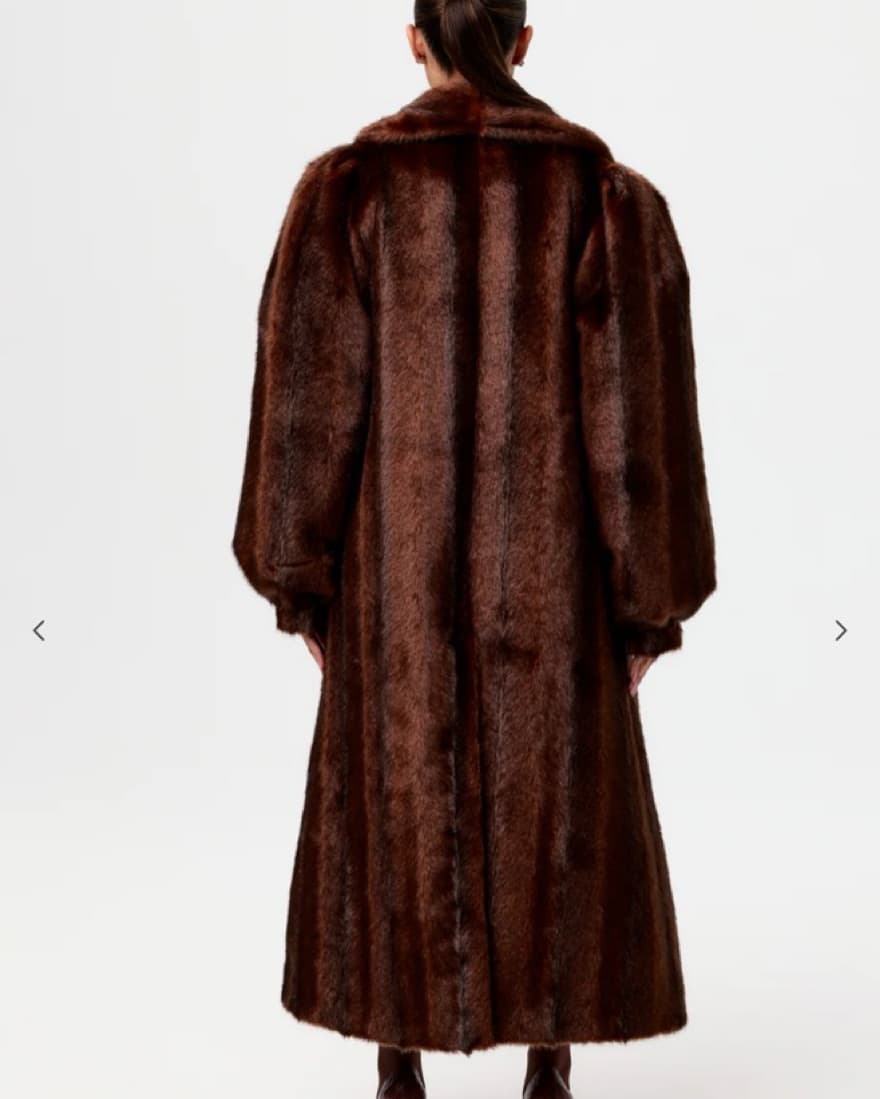 Luxurious Faux Fur Coat - Image 5