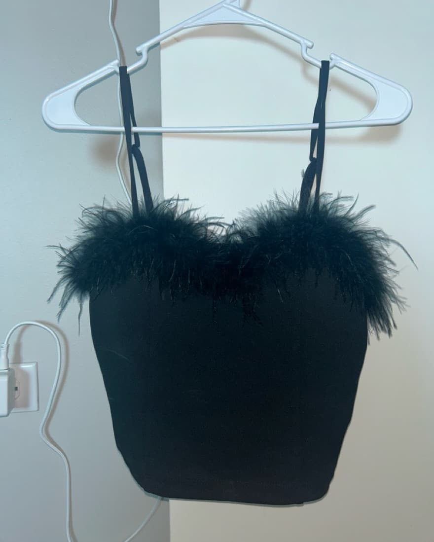 Stylish Feathered Cropped Tank Top - Image 2