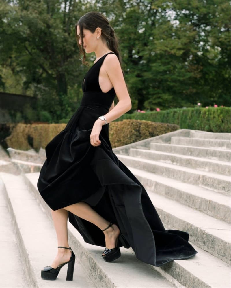 Alice & Olivia Elegant Black Velvet Gown - Image 3